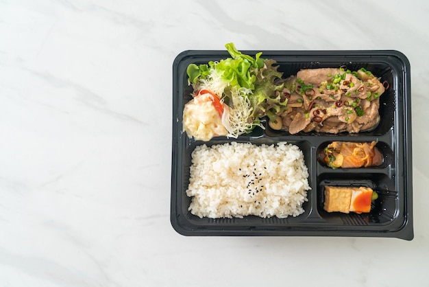 Riz japonais avec set bento yaki au porc - style de cuisine japonaise