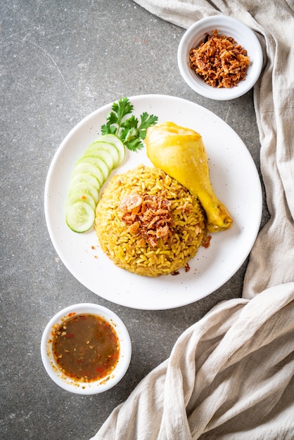 Riz jaune musulman avec du poulet