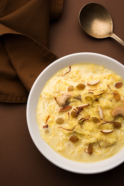 Riz Kheer ou pudding de l'Inde également appelé Firnee. servi dans un bol. Mise au point sélective