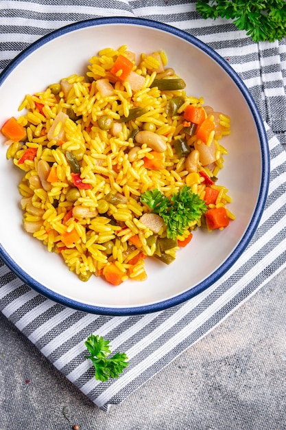 riz légumes épices pas de viande pilaf végétarien repas sain nourriture collation sur la table copie espace nourriture