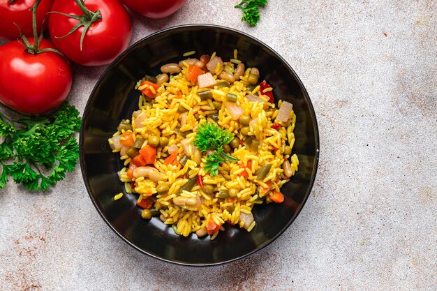 riz légumes pilaf végétarien sans viande repas sain nourriture collation régime alimentaire sur la table copie espace