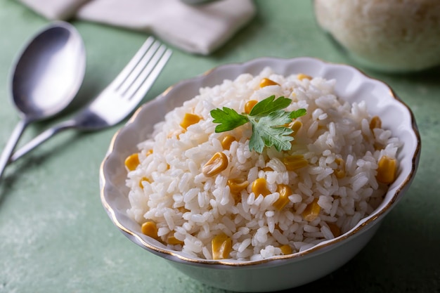 Riz de maïs dans un bol de riz (nom turc; misirli pilav)