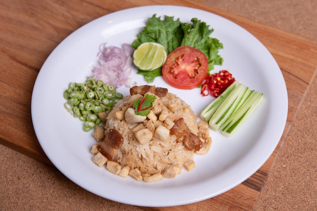 Riz mélangé avec du poulet et de la pâte de porc