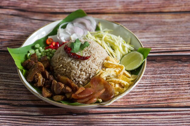 Riz mélangé avec de la pâte de crevettes Cuisine traditionnelle thaïlandaise