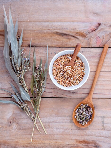 Riz de millet de grains entiers biologiques sur fond en bois rustique.