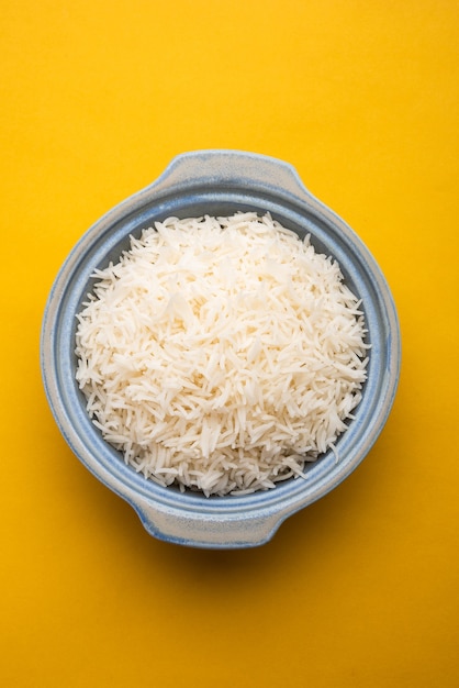 Le riz nature cuit long basmati aromatique est un plat principal indien, servi dans un bol. mise au point sélective