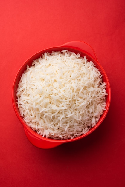 Le riz nature cuit long basmati aromatique est un plat principal indien, servi dans un bol. mise au point sélective