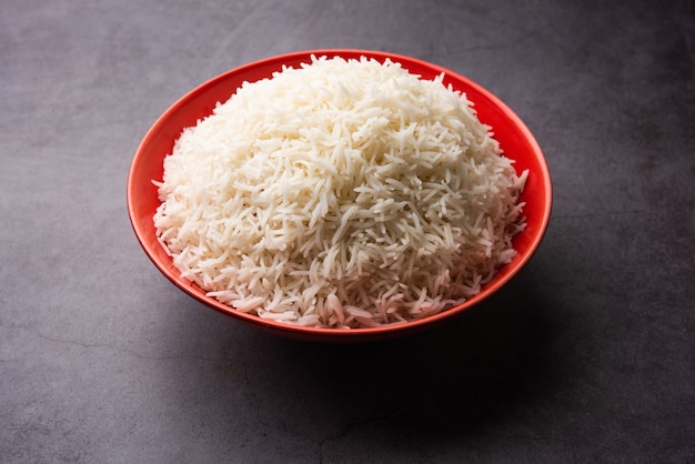 Le riz nature cuit long basmati aromatique est un plat principal indien, servi dans un bol. mise au point sélective