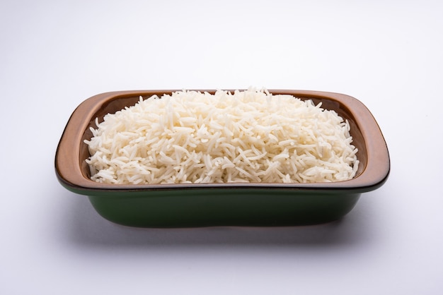 Le riz nature cuit long basmati aromatique est un plat principal indien, servi dans un bol. mise au point sélective