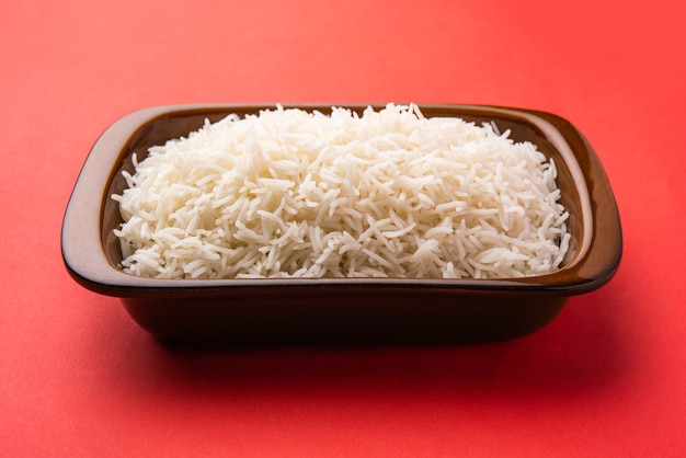 Le riz nature cuit long basmati aromatique est un plat principal indien, servi dans un bol. mise au point sélective