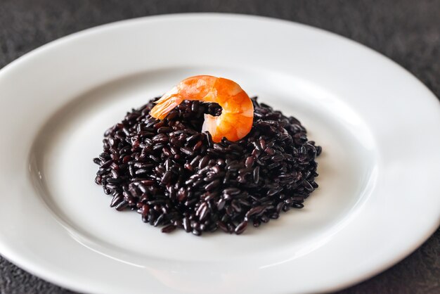 Riz noir aux crevettes sur plaque blanche