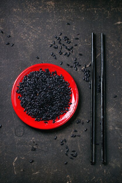 Riz noir avec des baguettes