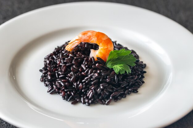 Photo riz noir complet aux crevettes