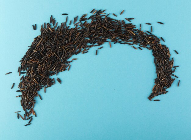 Riz noir sur fond bleu