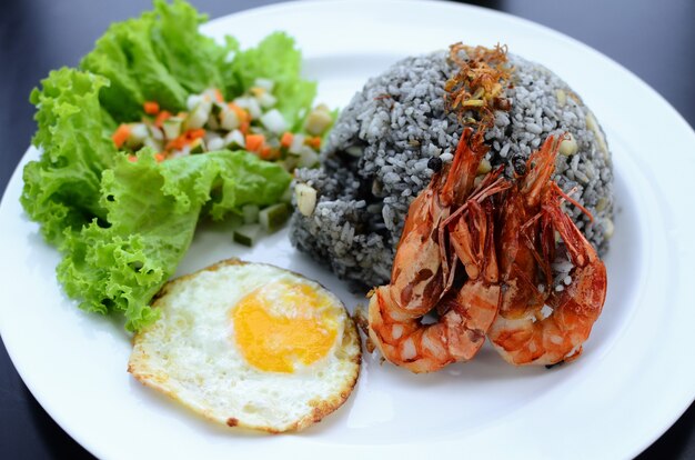 Riz noir frit aux crevettes et omelette. délicieux