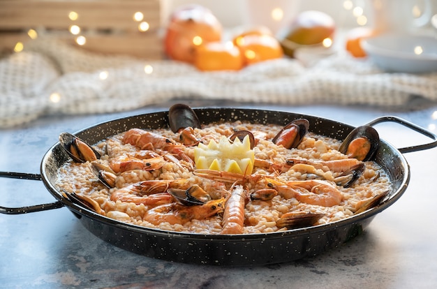 Riz paella aux crevettes, moules, palourdes, calamars