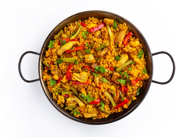 Riz paella espagnol au poulet sur fond blanc