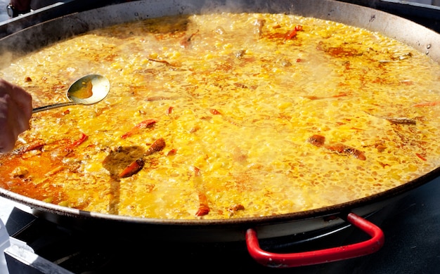 Riz Paella De Valence, Espagne, Cuisine Dans Une Grande Poêle