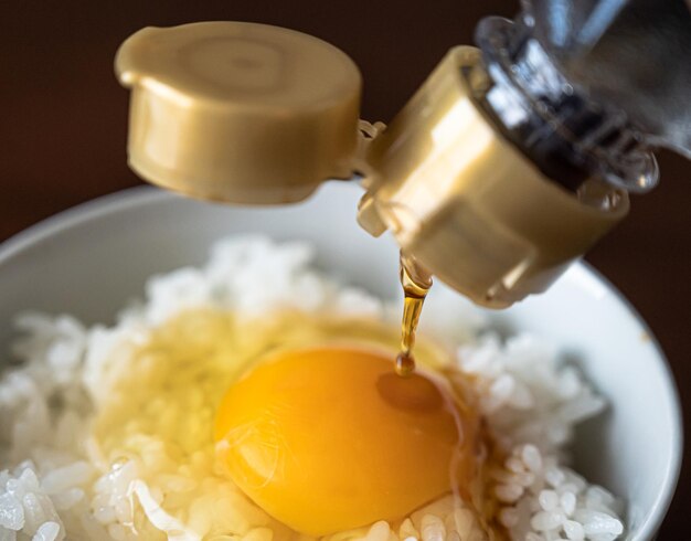 Un riz de petit-déjeuner japonais classique avec des œufs crus