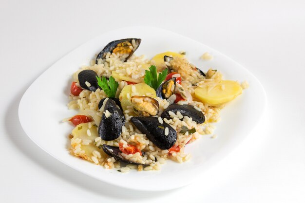 Riz, pommes de terre et moules, plat traditionnel des Pouilles, cuisine italienne