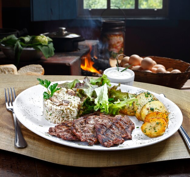 Riz avec pommes de terre et viande.