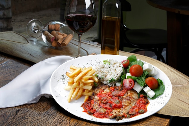 Riz avec pommes de terre et viande.