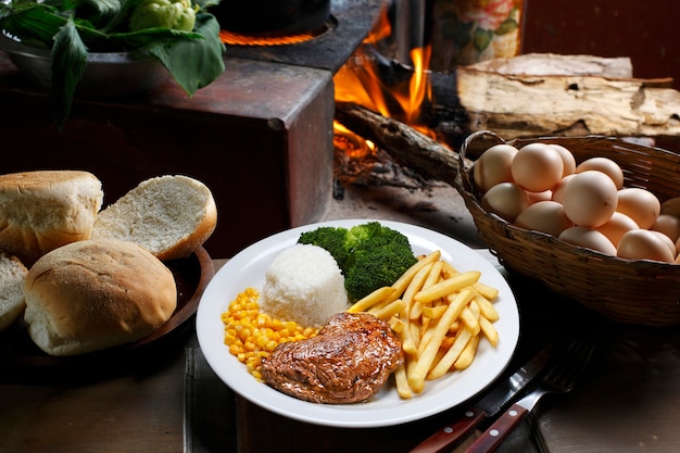 Riz avec pommes de terre et viande.