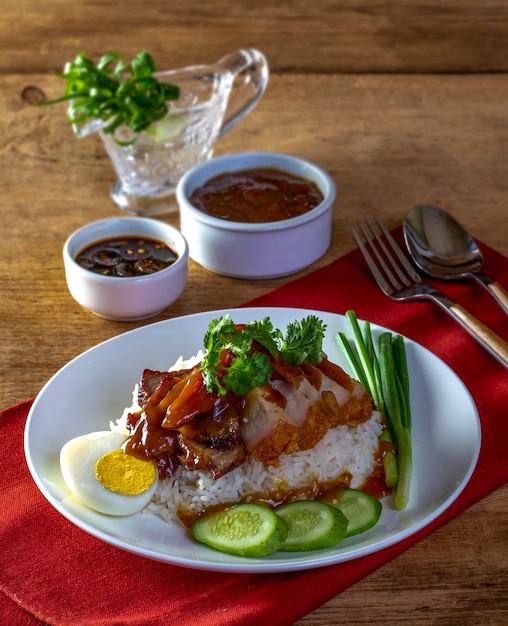 Riz de porc rouge sur un fond de bois