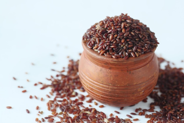 Riz rouge dans un bol sur du riz haradighi de table