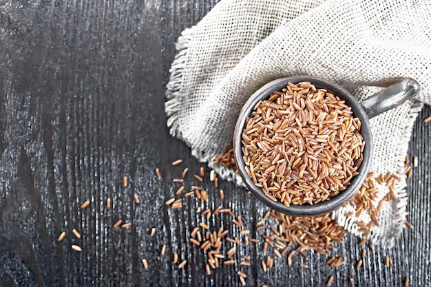 Riz rouge en tasse à bord supérieur