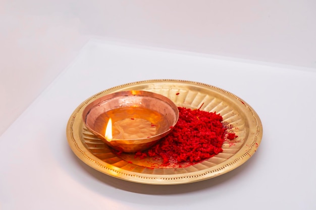 Le riz rouge Tika vermilion dans une assiette de tapari à la fête de Dashain Dusshera Tapari