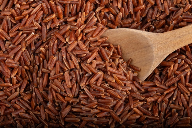 Photo riz rouge sur la vue de dessus de la cuillère