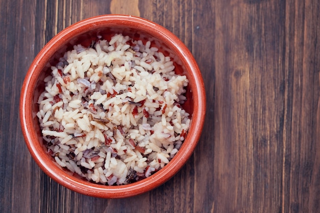 Riz sain bouilli dans un pot en céramique brune