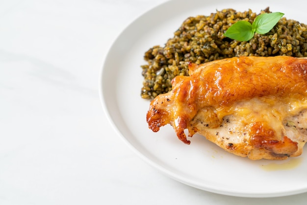 Riz sauté au pesto avec poulet grillé