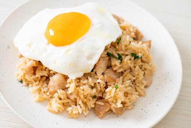 Riz sauté au porc et œuf au plat à la japonaise