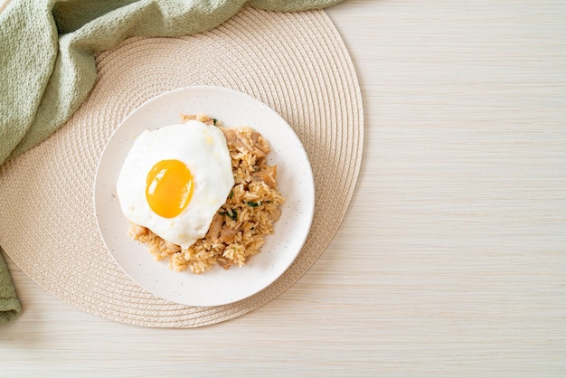 Riz sauté au porc et œuf au plat à la japonaise