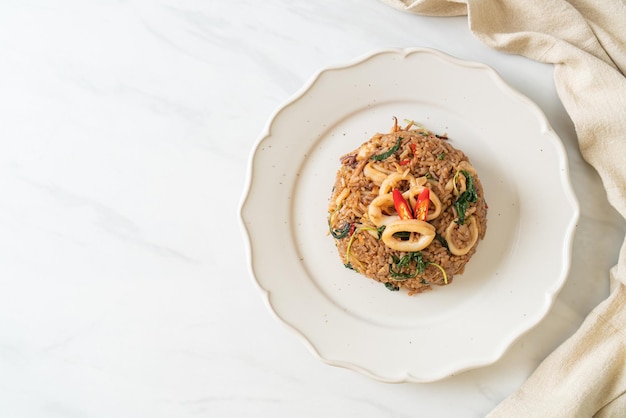 Riz sauté aux calamars et basilic à la thaïlandaise