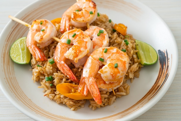 riz sauté aux crevettes ou brochettes de gambas