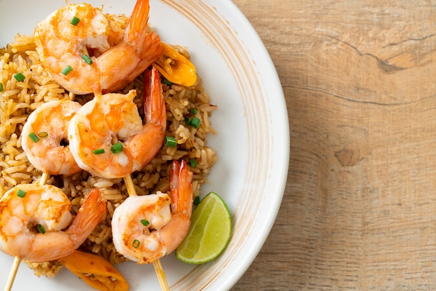 riz sauté aux crevettes ou brochettes de gambas