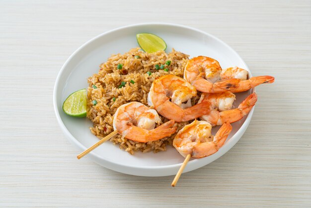 riz sauté aux crevettes ou brochettes de gambas