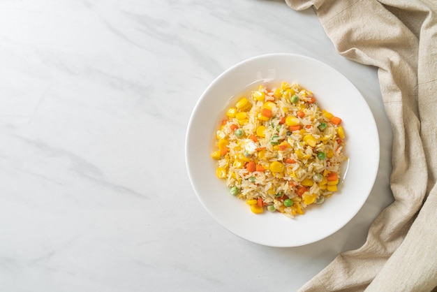 Riz sauté aux légumes mélangés carotte haricots verts pois maïs et oeuf