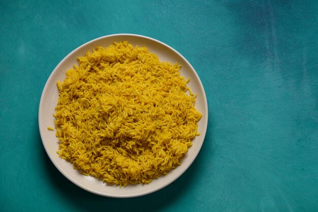 Riz sauvage jaune cuit avec des épices curcuma et curcuma