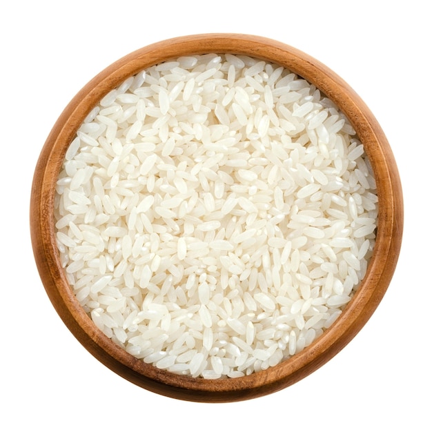 Riz à sushi dans un bol sur blanc