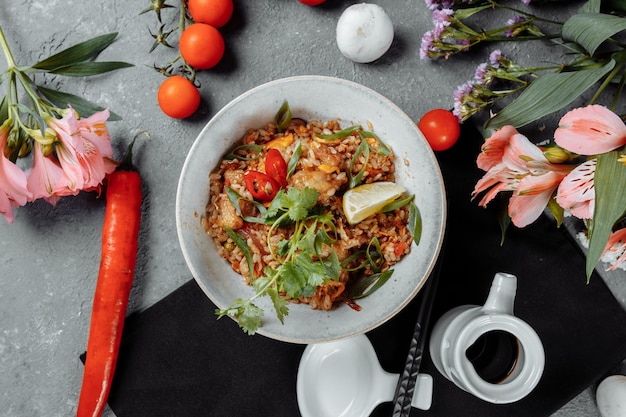 Riz thaï au poulet et légumes.