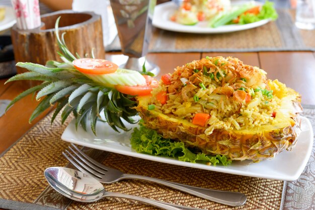 Riz thaïlandais aux fruits de mer à l&#39;ananas