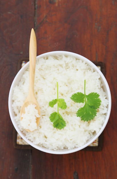 Photo riz à la vapeur avec une cuillère en bois