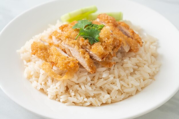 Riz à la vapeur avec poulet frit ou riz au poulet Hainanese - style de cuisine asiatique