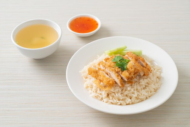 Riz à la vapeur avec poulet frit ou riz au poulet Hainanese - style de cuisine asiatique