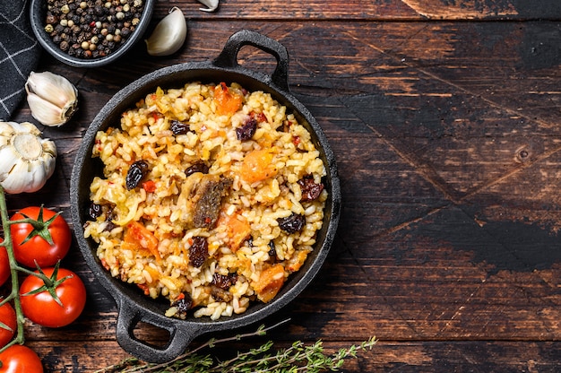 Riz à la viande d'agneau et légumes dans une casserole