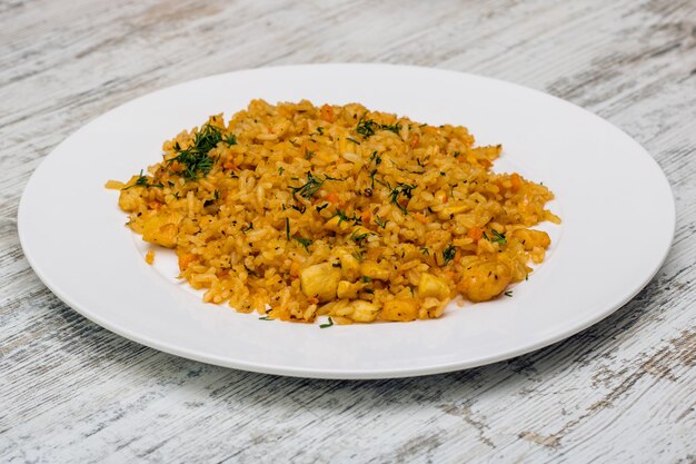 Riz avec de la viande sur une assiette blanche